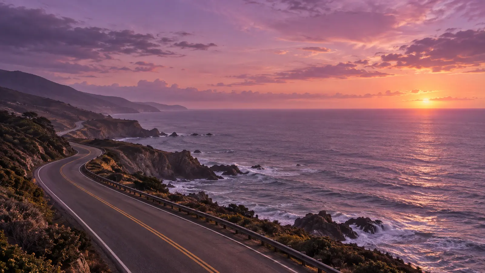 Rodovia costeira seguindo em direção ao horizonte durante o crepúsculo violeta